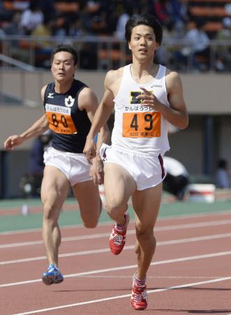 　男子１００メートル予選、１０秒４９で準決勝進出を決めた山県亮太（右）