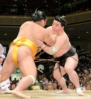 松鳳山(左)に突っ張りを食らいながら応戦する日馬富士(撮影・北野将市)