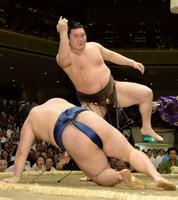 豪栄道(下)をとったりで下した白鵬(撮影・北野将市)