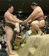 稀勢の里に力水をつける白鵬