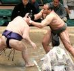 明瀬山(左)を破り幕下Vを決めた大砂嵐=両国国技館(撮影・北野将市)