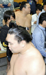 支度部屋ですれ違う風呂上がりの白鵬(手前)と稀勢の里=両国国技館