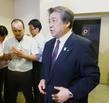 　助成金問題や現職理事のわいせつ行為について、記者の質問に答える全柔連の上村会長
