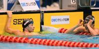 100m背泳ぎで優勝した入江陵介(左)と3位の萩野公介(撮影・金田祐二)