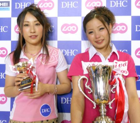 　プロ２戦目で初優勝の阪本彩（右）とベストアマの鈴木真美子