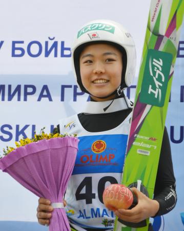 　ノルディックスキーのジャンプ女子ＧＰ個人第５戦で優勝し、表彰台で笑顔の高梨沙羅。２年連続のＧＰ総合優勝を果たした（共同）