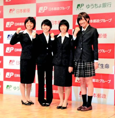 日本郵政グループ女子陸上部に内定した選手たち。左から柴田千歳、鈴木亜由子、藤田千尋、佐々木明花