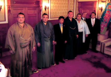 福岡県庁を表敬訪問した（左から）稀勢の里、日馬富士、小川県知事、白鵬、琴奨菊、楯山親方、浅香山親方