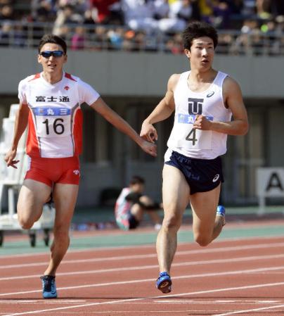 　出雲陸上の男子１００メートルに出場、10秒26で優勝した桐生祥秀（右）