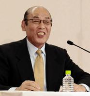 2012年、退任会見で笑顔を見せる放駒理事長