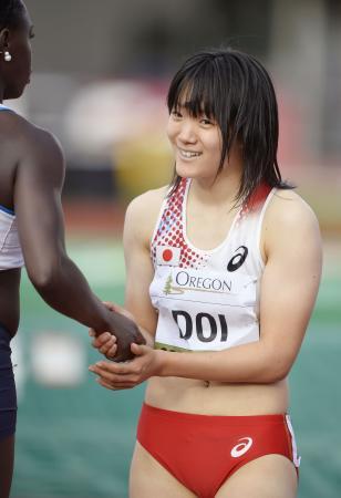 　女子１００メートル予選　準決勝進出を決め笑顔の土井杏南＝ユージン（共同）