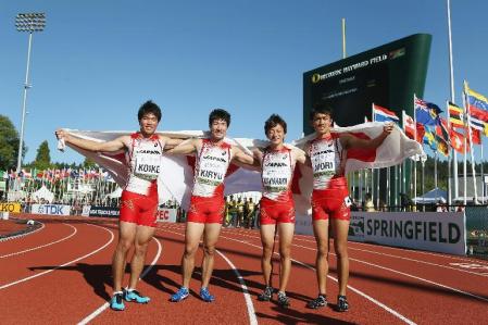 　男子４００メートルリレーで銀メダルを獲得し、ポーズをとる（左から）小池祐貴、桐生祥秀、川上拓也、森雅治の日本チーム＝ユージン（ゲッティ＝共同）