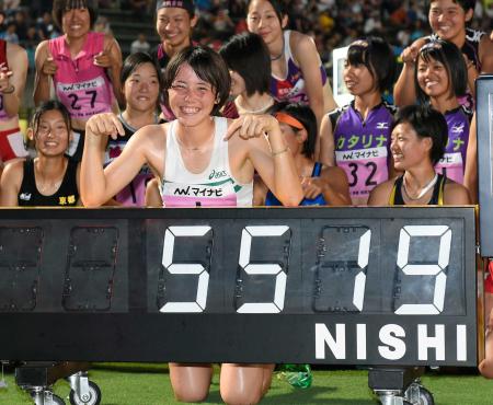 　女子七種競技で５５１９点の日本ジュニア新をマークし、笑顔の京都文教・ヘンプヒル恵
