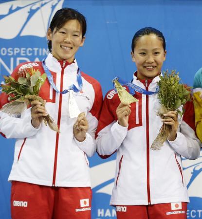　女子２００メートル平泳ぎの表彰式で、金メダルを手にする渡部香生子（右）と銀の金藤理絵＝ゴールドコースト（共同）