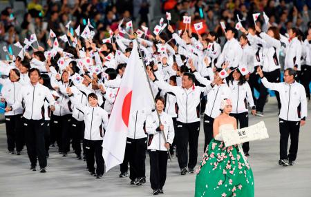 　アジア大会の開会式で旗手の川中香緒里を先頭に入場行進する日本選手団（共同）