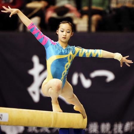 　全日本種目別体操・女子平均台で優勝した平岩優奈（７月６日）