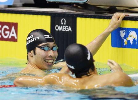 　男子１００メートル個人メドレーで優勝し、笑顔の萩野公介（左）＝東京辰巳国際水泳場