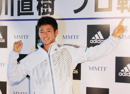 　テニスのプロ転向の記者会見でポーズをとる中川直樹