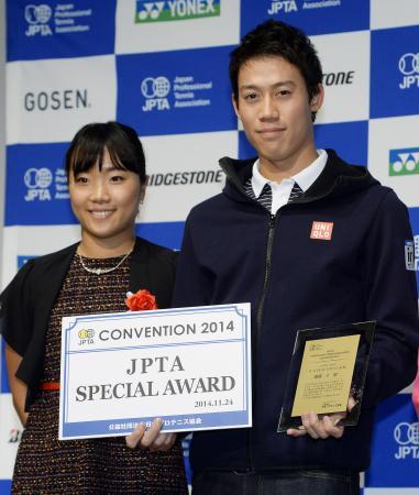 　日本プロテニス協会の表彰式で、最優秀選手賞を受賞した錦織圭（右）と奈良くるみ＝２４日午後、東京都内のホテル