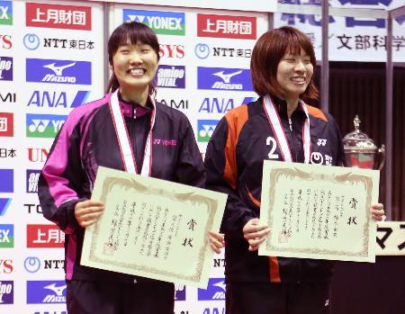 　女子シングルス　３位の表彰を受ける広瀬栄理子（左）。右は同じく３位の橋本由衣＝代々木第二体育館