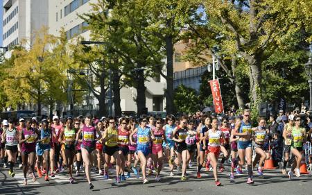 　最後の開催となった横浜国際女子マラソンで、一斉にスタートする選手たち＝１１月１６日、横浜市