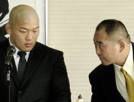 石井（左）に全日本選手権出場を厳命した斉藤監督＝2008年９月11日
