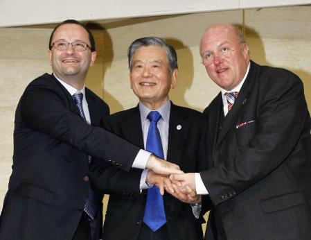 　チェアマンに就任し、笑顔で記念撮影に応じる川淵三郎氏。左はバウマン事務総長、右はワイス財務部長