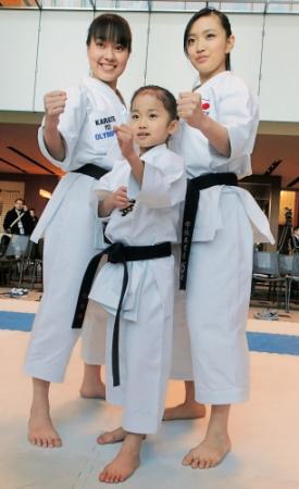 五輪競技入りに向け、アンバサダーに就任した高野万優ちゃん（中央）と、宇佐美里香さん（右）、岩田樹里さん（左）