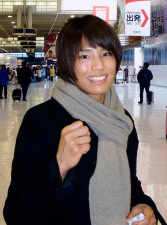　柔道の欧州オープン出場のため、成田空港を出発する松本薫