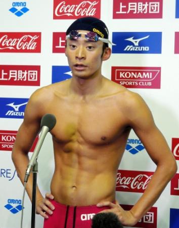 １００メートル背泳ぎで優勝した入江陵介
