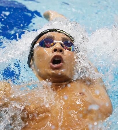 　男子２００メートル背泳ぎ　１分５５秒６６で優勝した入江陵介＝東京辰巳国際水泳場