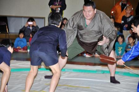 　子どもたちと相撲を取る横綱白鵬