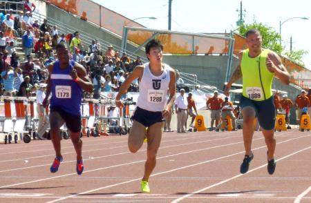 　テキサス・リレーの男子１００メートルで、追い風参考ながら９秒８７で優勝した桐生祥秀（中央）＝オースティン（共同）