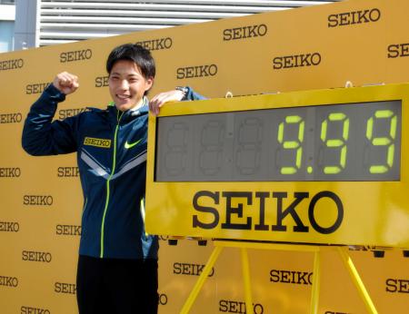 　目標である男子１００メートル日本新記録を表示し、やる気をみせる山県亮太