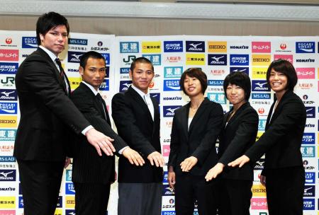 　全日本選抜柔道体重別選手権の前日会見で健闘を誓う（左から）七戸、海老沼、阿部、近藤、浅見、松本