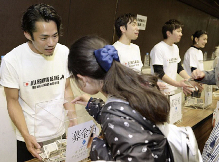 　東日本大震災の復興支援のためアイスショーを開き、義援金を募る高橋大輔さん（左端）ら＝７日夜、神戸市のポートアイランドスポーツセンター