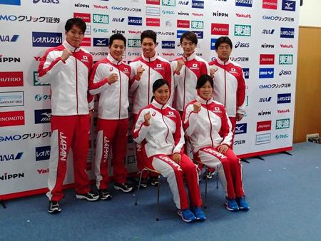 世界選手権代表の（前列左から）渡部、金藤、（後列左から）小関、瀬戸、萩野、入江、平井ヘッドコーチ