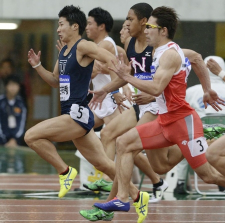　男子１００メートル決勝　10秒40で２位に終わった桐生祥秀（左端）。右から２人目は優勝したケンブリッジ飛鳥＝エディオンスタジアム広島