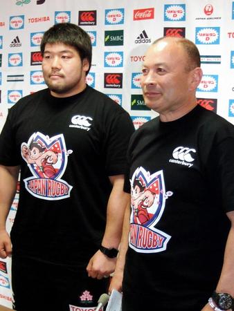 日本代表の応援キャラクター「鉄腕アトム」のＴシャツを着たジョーンズＨＣ（右）とゲームキャプテンの畠山