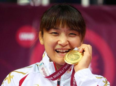 　女子５８キロ級で優勝し、メダルを手に笑顔の伊調馨