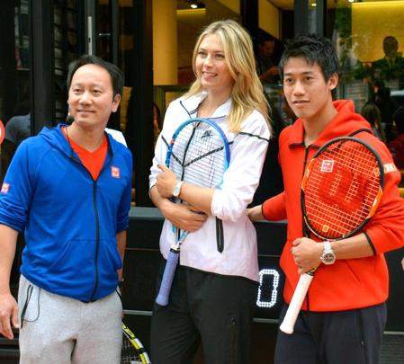 　テニスのイベントで記念撮影する（右から）錦織圭とシャラポワ、コーチのマイケル・チャン氏