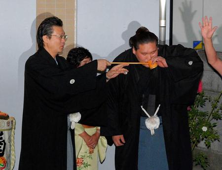 　照ノ富士を祝福する師匠の伊勢ケ浜親方（左）