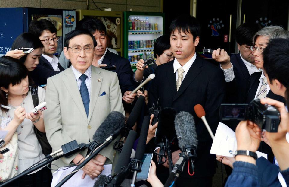 　判決公判を終え、記者の質問に答える冨田尚弥選手（中央右）＝共同
