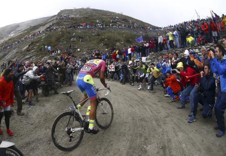 　３０日、自転車ロードレースのジロ・ディタリア第２０ステージで、急な坂を登るスペインのアルベルト・コンタドール（ロイター＝共同）