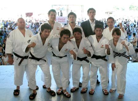 男子柔道世界選手権壮行会で、ファンをバックに金メダルを誓う（前列左から）塘内、大束、内柴、平岡