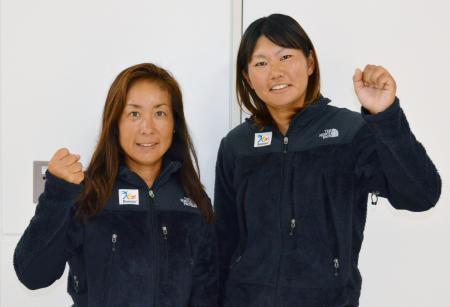 　セーリングの女子４７０級でリオデジャネイロ五輪の日本代表に決まり、帰国した吉田愛（左）と吉岡美帆＝７日、成田空港