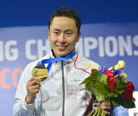 　世界選手権の男子フルーレ個人で日本勢初の世界一となり、金メダルを手に笑顔の太田雄貴＝16日、モスクワ（共同）
