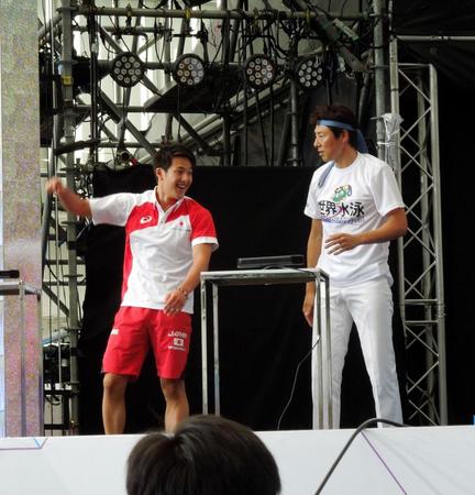「エアー世界水泳」で松岡修造（左）に勝利した瀬戸大也