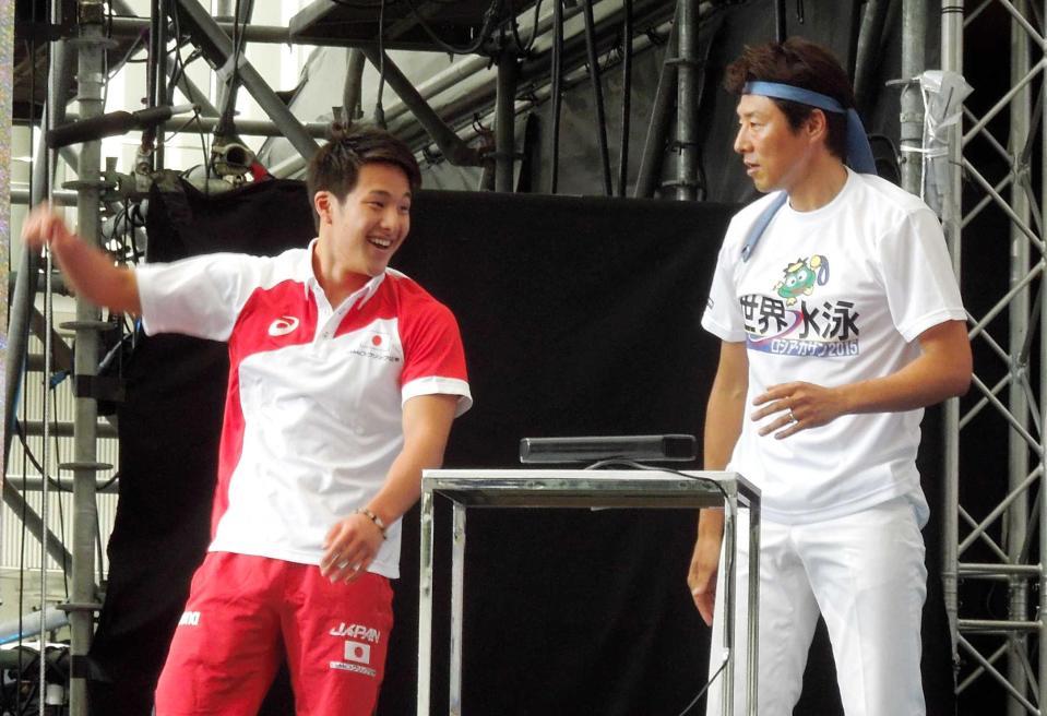 　「エアー世界水泳」で松岡修造（左）に勝利した瀬戸大也