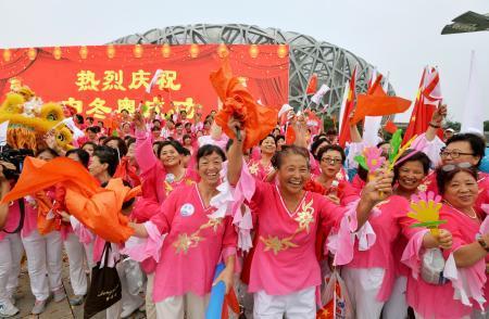 　２０２２年冬季五輪の開催都市が北京に決まり、喜ぶ人たち＝３１日、北京（共同）